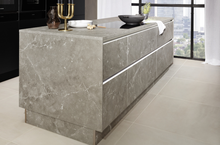 kuchyně Nolte Manhattan Marmor grau Plus Schwarz softmatt