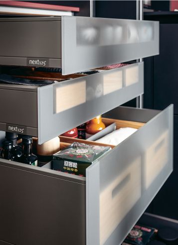 kuchyně Next 125  NX510 / NX505  Onyxschwarz Indischrot samtmatt Nebelblau