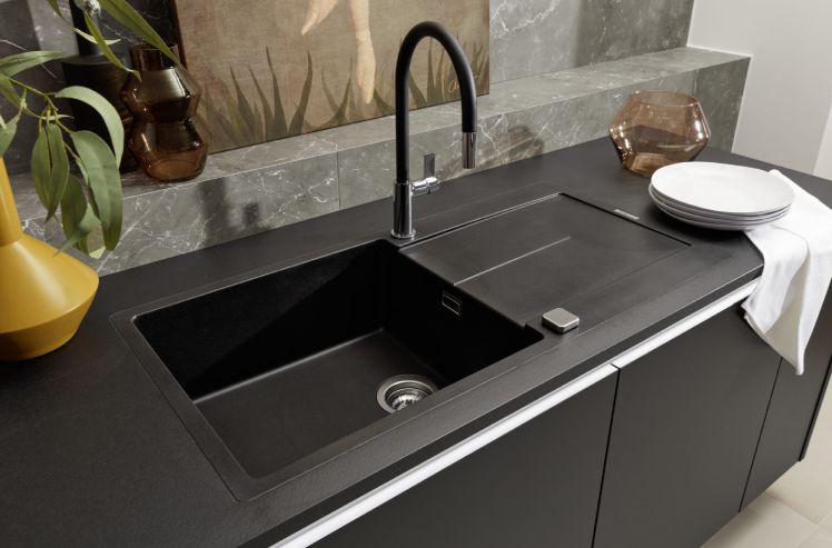 kuchyně Nolte Manhattan Marmor grau Plus Schwarz softmatt