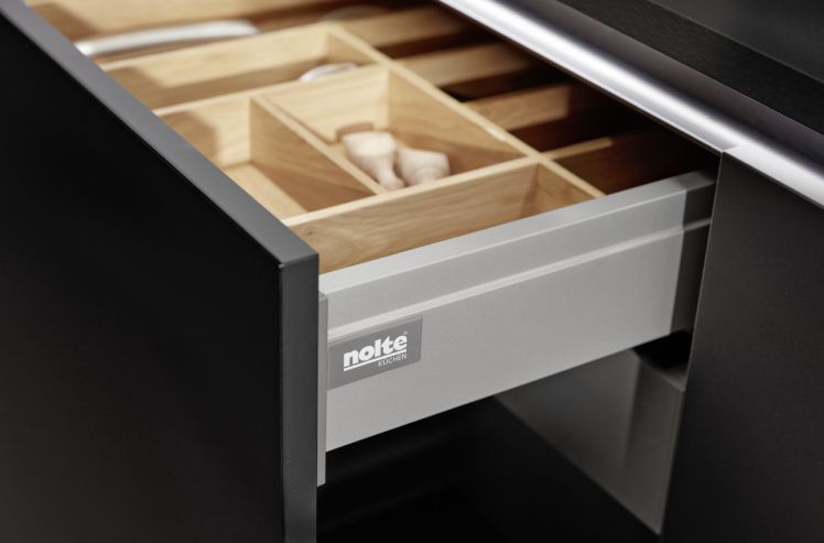 kuchyně Nolte Manhattan Marmor grau Plus Schwarz softmatt