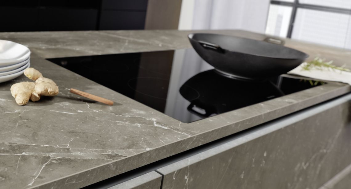 kuchyně Nolte Manhattan Marmor grau Plus Schwarz softmatt
