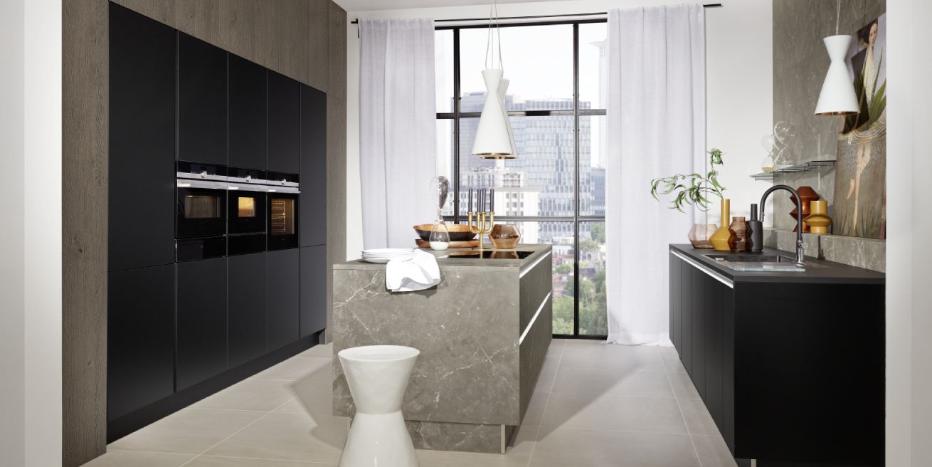 kuchyně Nolte Manhattan Marmor grau Plus Schwarz softmatt