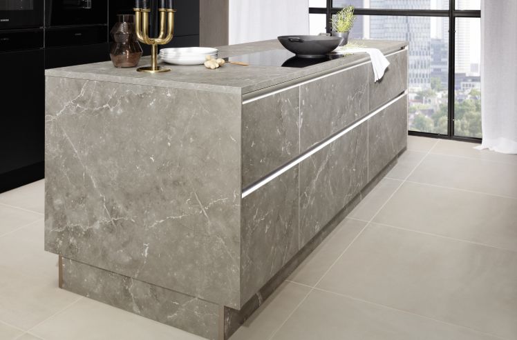 kuchyně Nolte Manhattan Marmor grau Plus Schwarz softmatt