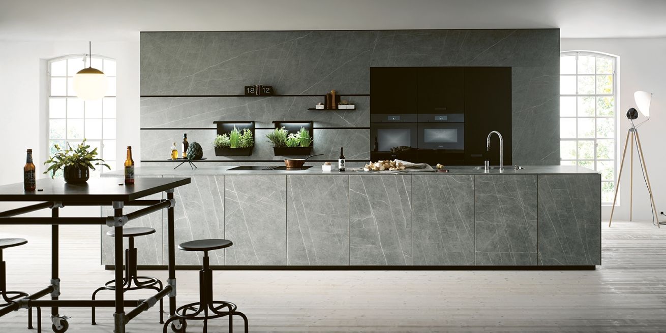kuchyně Next 125 NX950 / NX902 Ceramic Marmor grigio Nachbildung / Glas matt onyxschwarz