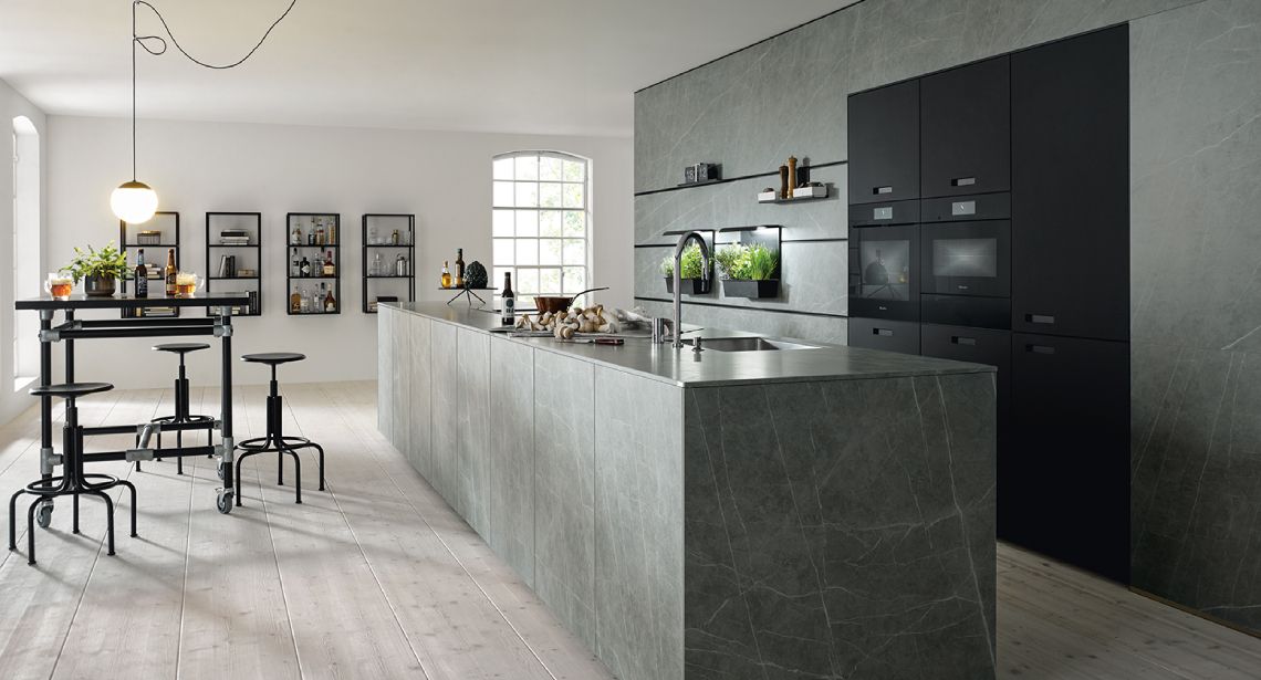 kuchyně Next 125  NX950 / NX902 Ceramic Marmor grigio Nachbildung / Glas matt onyxschwarz
