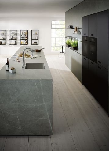 kuchyně Next 125  NX950 / NX902 Ceramic Marmor grigio Nachbildung / Glas matt onyxschwarz